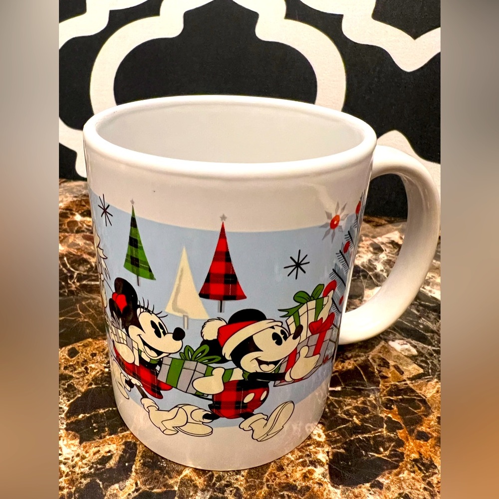 DISNEY Mickey & Friends Christmas Holiday Mug